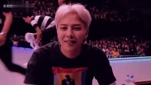 权志龙吃瓜视频,明星日常也接地气